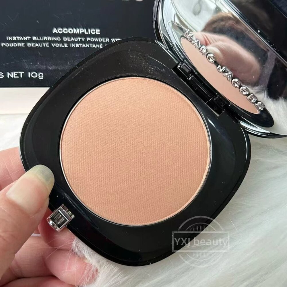 New Marc Jacobs Accomplice Instant Blurring beauty Powder with brush~Muse~Rare